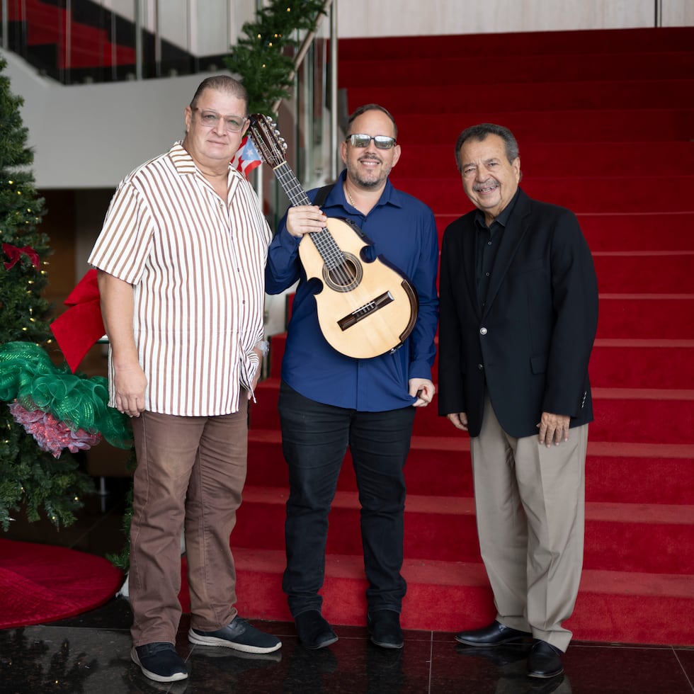 Desde la izquierda, Jovino González, Christian Nieves y el maestro Roselin Pabón, quienes formarán parte del espectáculo navideño de la Orquesta Sinfónica de Puerto Rico, "Parrandón Sinfónico".