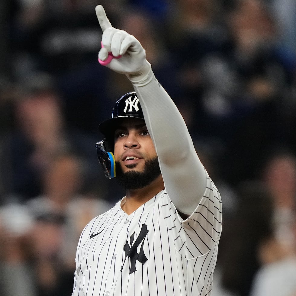 Luis García Jr. saluda al cruzar el plato tras conectar un jonrón para los Yankees de Nueva York en el cuarto inning del segundo juego contra los Medias Rojas de Boston en la serie de comodines de la Liga Americana, el miércoles 30 de septiembre de 2026, en Nueva York. (AP Foto/Yuki Iwamura)