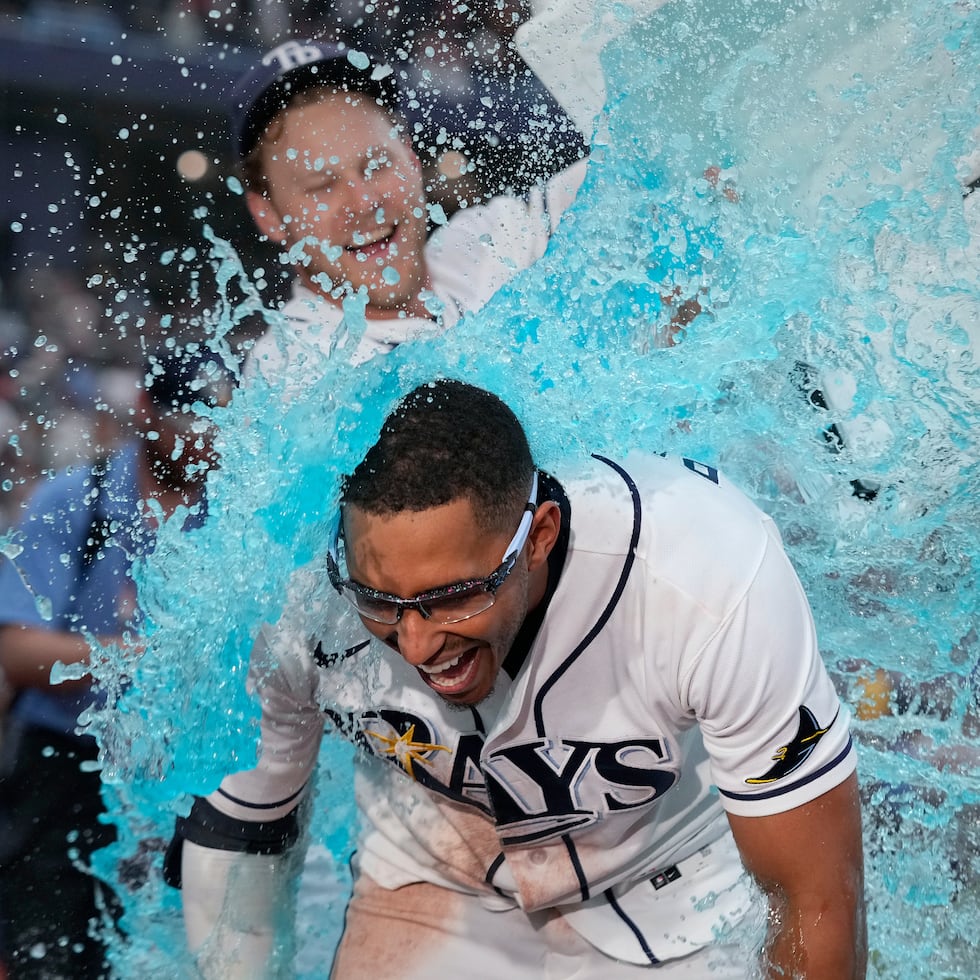 El pelotero de los Rays de Tampa Bay, Richie Palacios (al frente), es bañado con agua por Taylor Walls después de que Palacios conectara un sencillo de oro (walk-off) ante el lanzador de los Medias Rojas de Boston, Garrett Whitlock, durante la novena entrada de un partido de béisbol el sábado 19 de septiembre de 2026, en San Petersburgo, Florida. (Foto AP/Chris O'Meara)