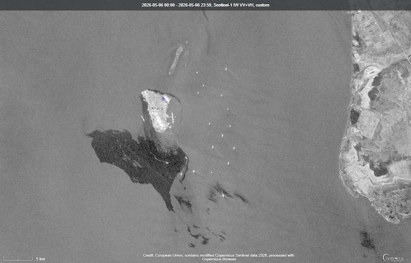 Esta imagen satelital proporcionada por la Agencia Espacial Europea muestra un aparente derrame de petróleo en el Golfo Pérsico, frente a la costa occidental de la isla de Kharg, principal terminal de exportación de crudo de Irán, el miércoles 6 de mayo de 2026. (Agencia Espacial Europea vía AP)