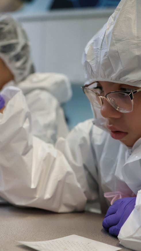 BioLab impulsa el pensamiento crítico y el desarrollo de destrezas relacionadas con la investigación científica, con el fin de que los estudiantes se apoderen de su proceso de aprendizaje.