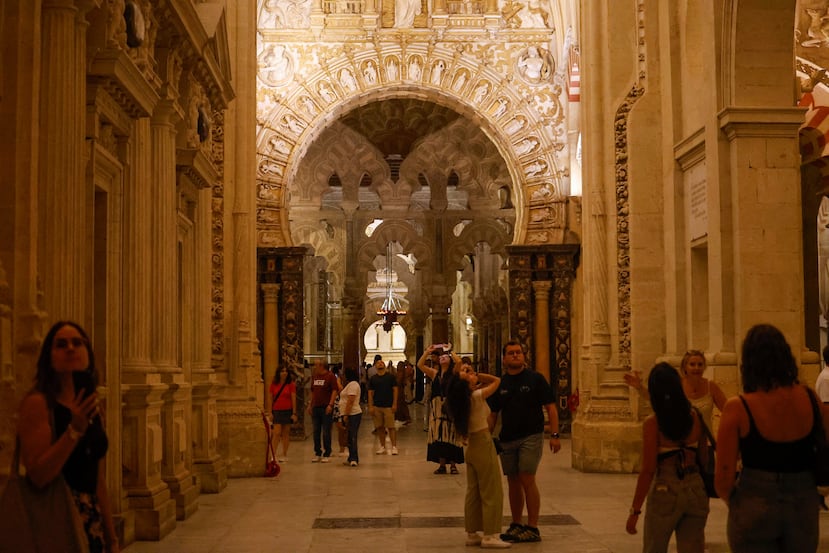Numerosas personas han acudido este sábado a visitar la Mezquita-Catedral de Córdoba, en el marco de los eventos celebrados por la Noche del Patrimonio. EFE/Salas