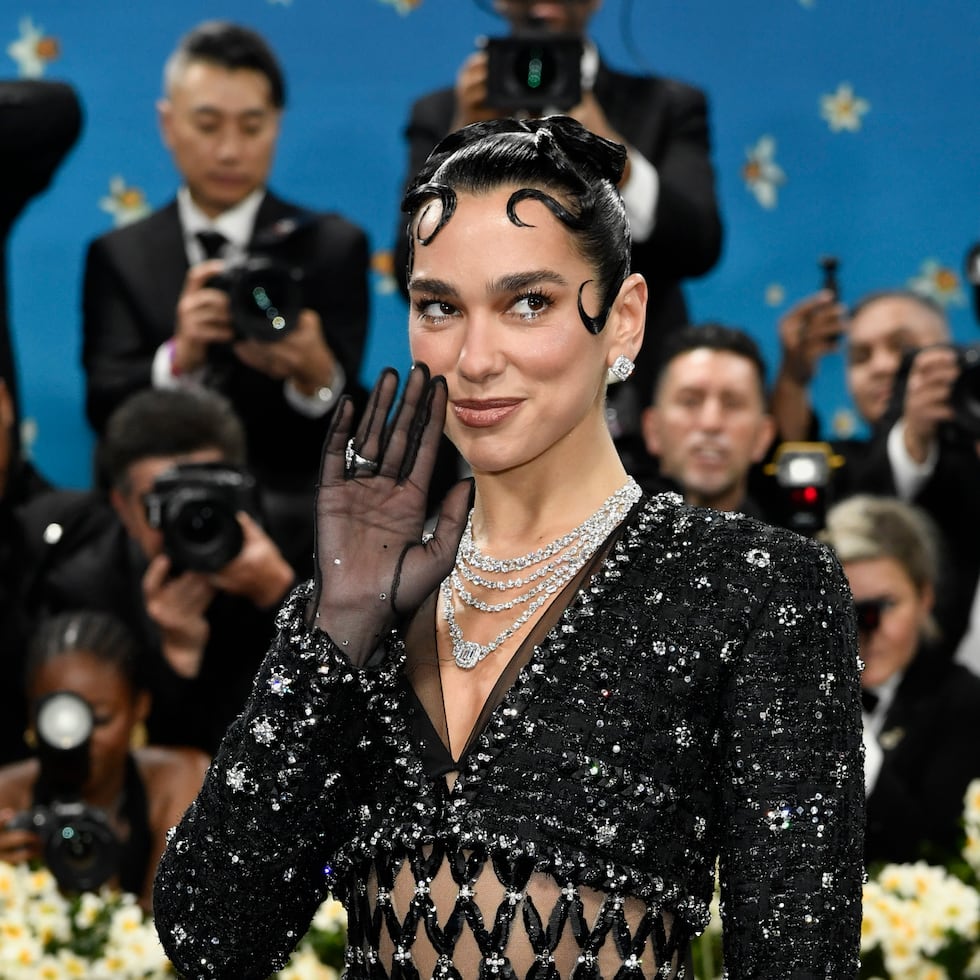 Dua Lipa durante la Met Gala en Nueva York. (Photo by Evan Agostini/Invision/AP)