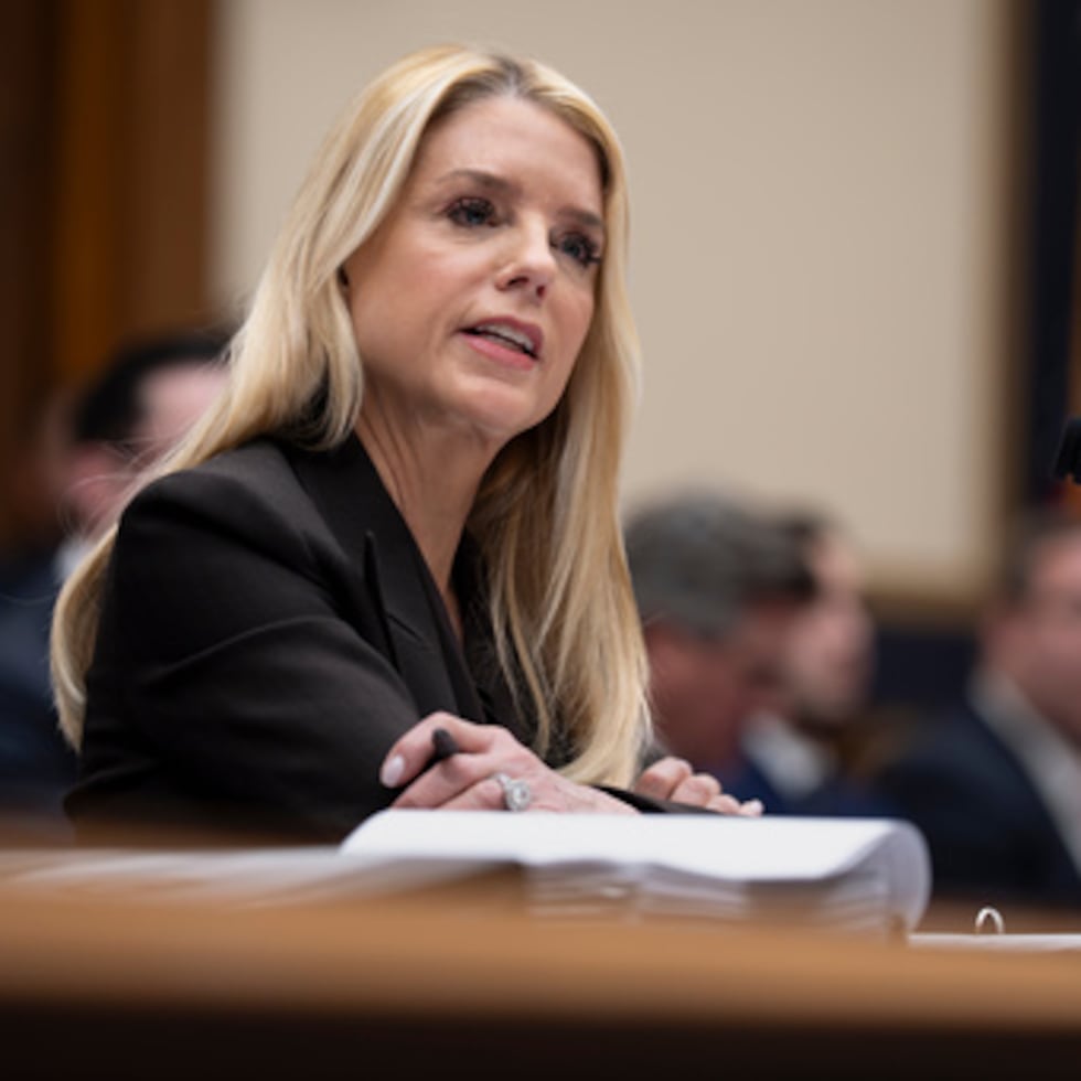 Cinco republicanos se unieron a los demócratas para apoyar la citación propuesta por la diputada republicana Nancy Mace, en una señal de la continua frustración entre los conservadores por la revisión y publicación por parte del departamento de una serie de documentos relacionados con el financiero caído en desgracia.