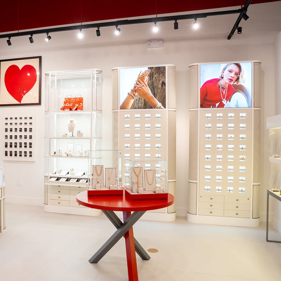 Las paredes del local cuentan con piezas de arte creadas por José Azulay, presidente y director creativo de la marca, disponibles para la venta.