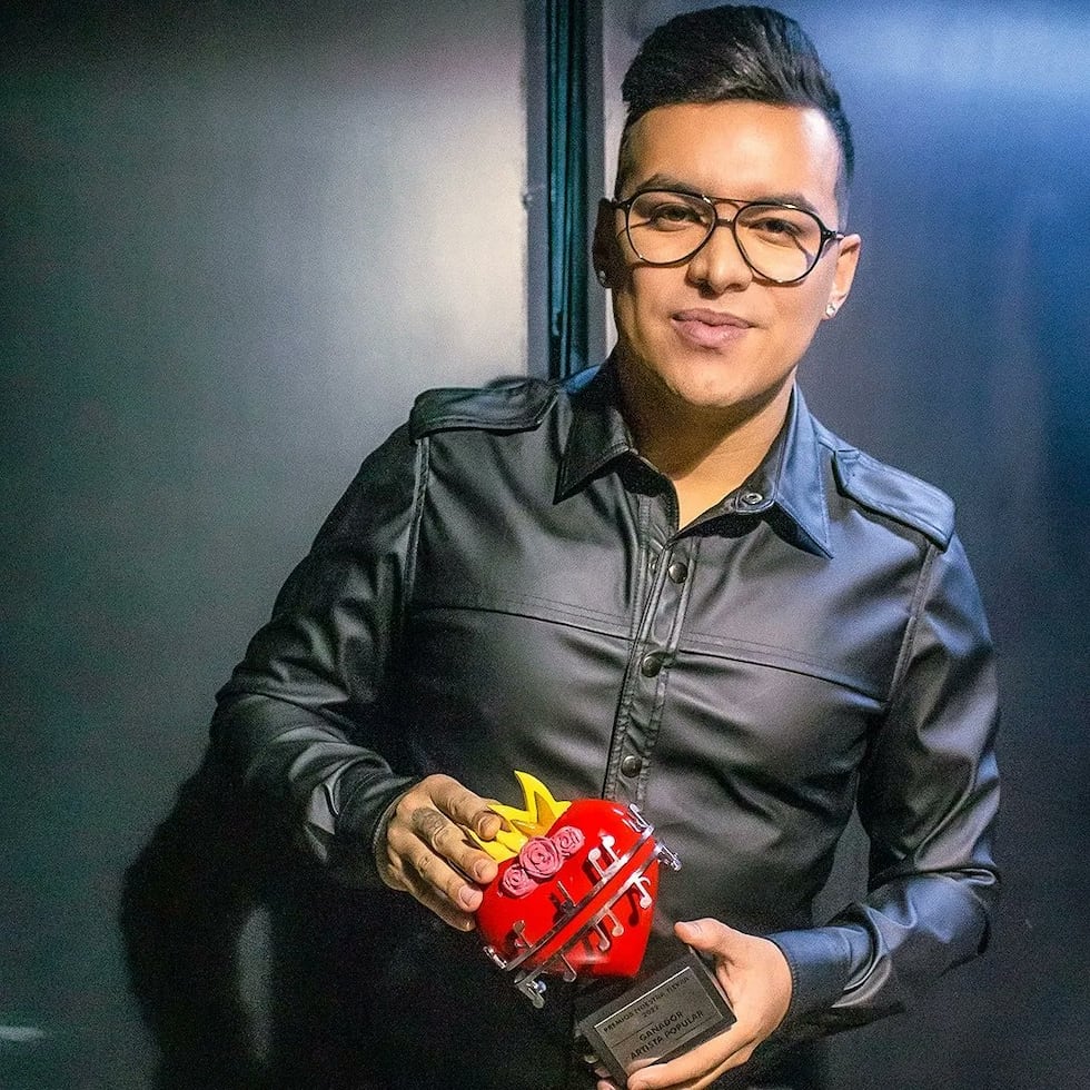 El cantante colombiano falleció el sábado, 10 de enero en un accidente aéreo junto a otras cinco personas en Colombia. (X)