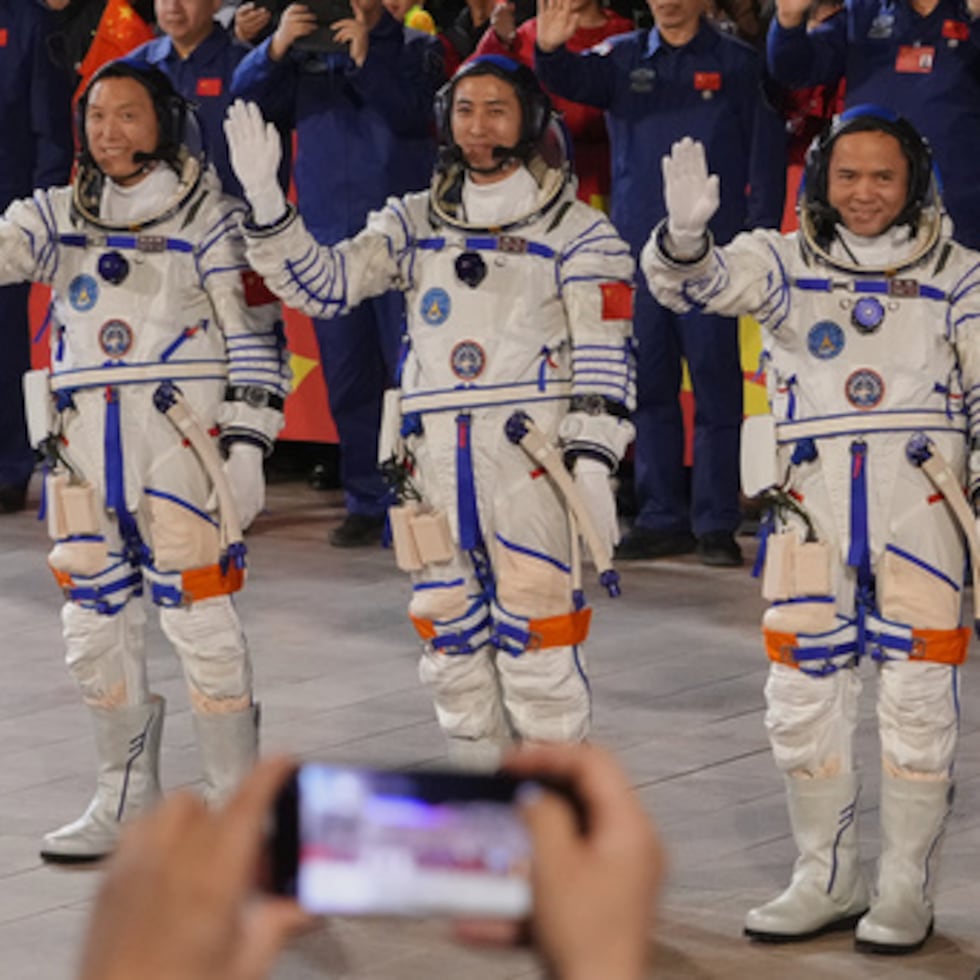 A medida que China intensifica su programa espacial, sus astronautas han realizado múltiples misiones a la estación espacial Tiangong, desarrollada después de que China quedara excluida de la Estación Espacial Internacional por motivos de seguridad nacional.