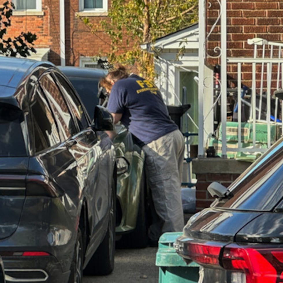 Nasser, su hermano Mohmed Ali y Majed Mahmoud están acusados de conspiración para proporcionar apoyo material y recursos a una organización terrorista designada y de recibir y transferir armas y municiones para el terrorismo, según documentos judiciales.