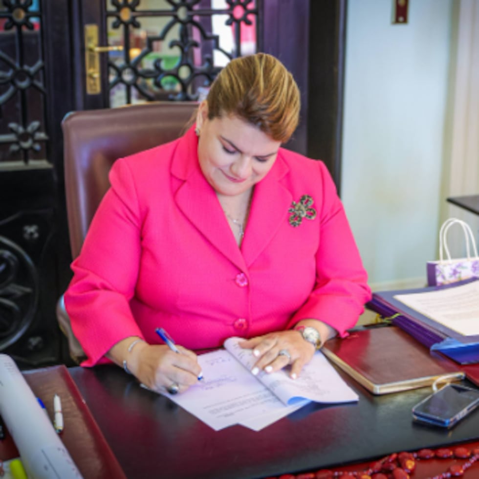 Una de las medidas firmadas por la gobernadora Jenniffer González crea la “Ley Especial para Uniformar el Proceso de Titularidad de los Bienes Inmuebles del Gobierno”.
