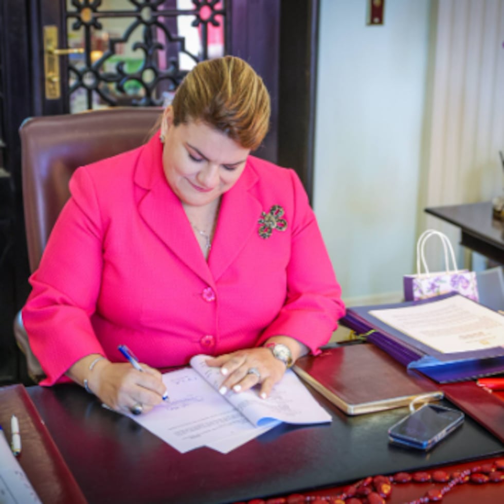 Gobernadora firma cuatro nuevas leyes .