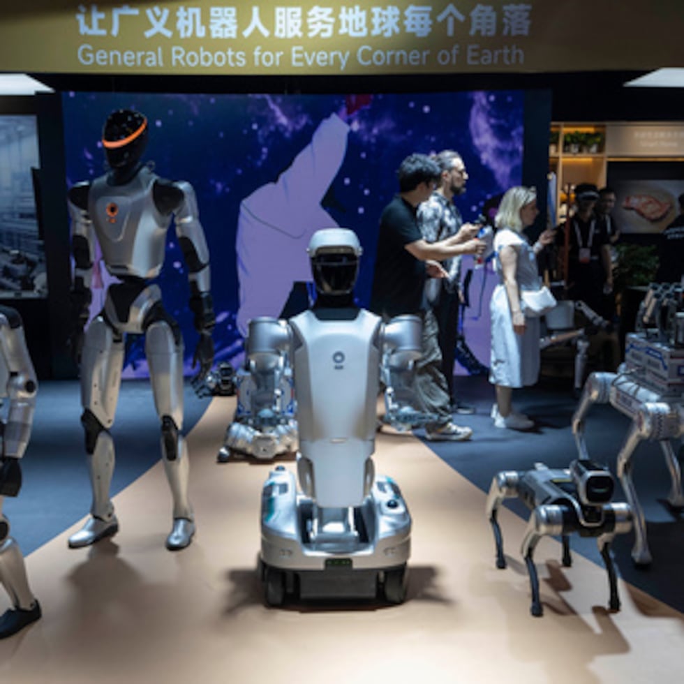 La prohibición de la FCC incluye las nuevas importaciones de robots humanoides y cuadrúpedos —a menudo denominados “perros robot de cuatro patas”—, así como de inversores de potencia de fabricación extranjera.