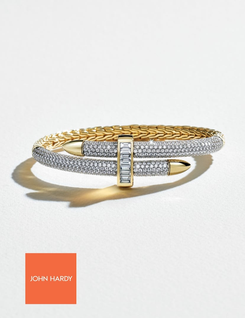 La publicación reúne piezas de diseñadores internacionales que han colaborado con la casa de joyería, entre los que destacan firmas reconocidas como David Yurman, Temple St. Clair, Roberto Coin y Sevan