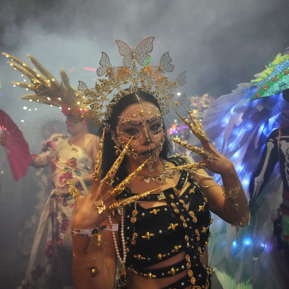 Miles de personas con disfraces de colores vivos y maquillaje de calaveras se reunieron para el desfile anual de catrinas en Ciudad de México, un tributo a uno de los símbolos más icónicos del Día de los Muertos en México.