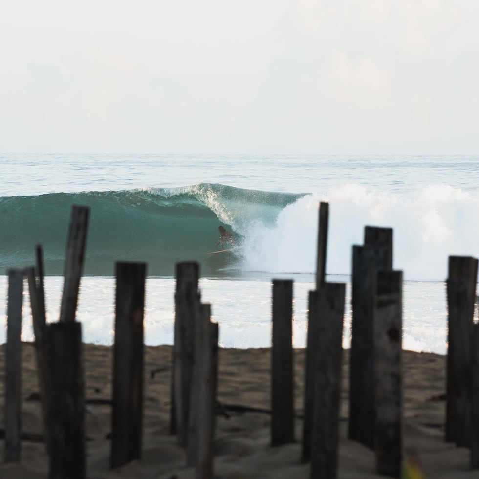 Isabela compite con Sudáfrica y Japón por convertirse en la decimoquinta “World Surfing Reserve” de Save The Waves Coalition. En la imagen, Dani Marrero. (Foto por Jerry Molina Molina de Jerry’s Gallery)