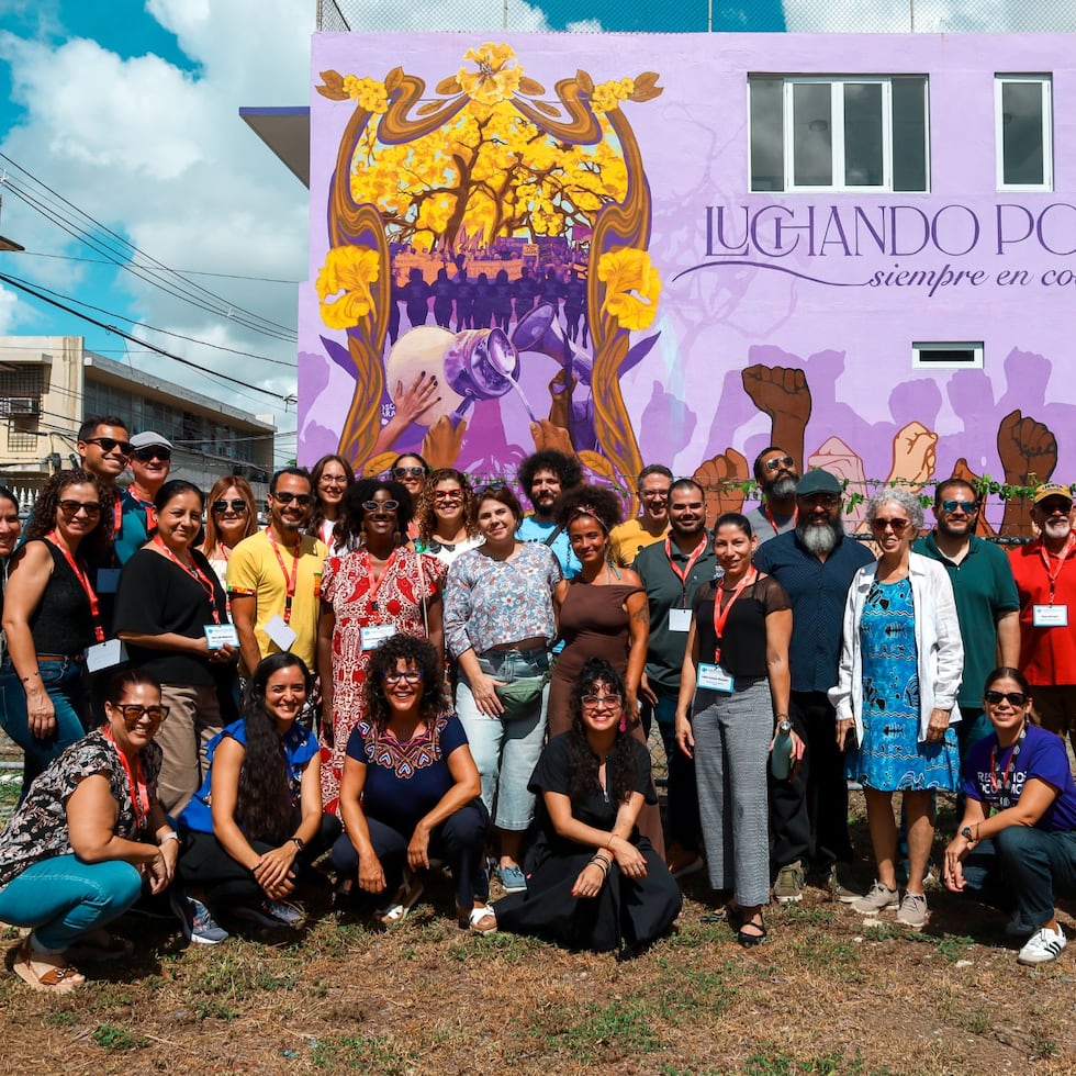Participantes del primer Instituto de Verano del Centro de Humanidades Digitales (DH Hub) de la Universidad de Puerto Rico, durante su visita a la sede de la Colectiva Feminista en Construcción, en Río Piedras.