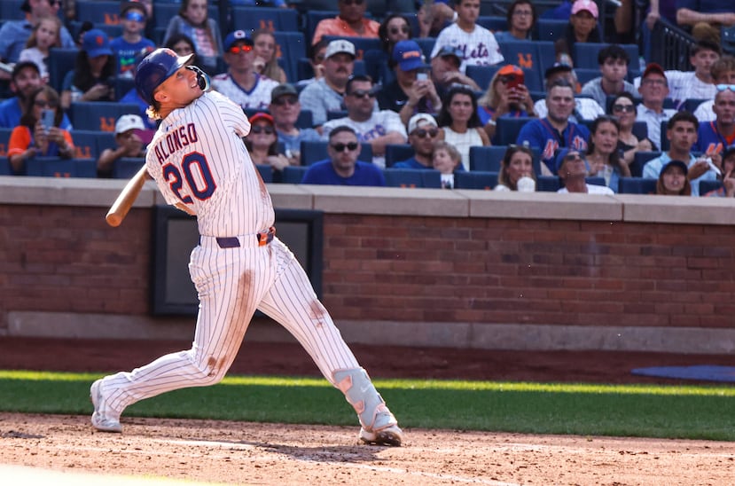 Pete Alonso conecta un sencillo en uniforme de los Mets de Nueva York durante la pasada temporada de las Grandes Ligas.