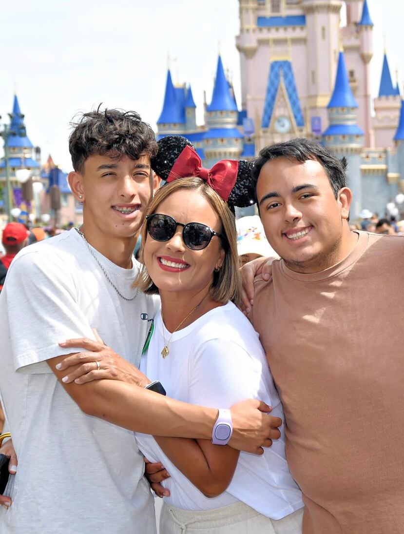 Rosamar Garay, asistente ejecutiva y coordinadora de medios de Rooms To Go,con Ignacio J. y Diego J.