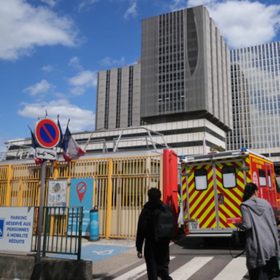 Una ambulancia entra al Hospital Bichat donde una mujer que dio positivo en la prueba de hantavirus permanece en cuidados intensivos, en París, el martes 12 de mayo.