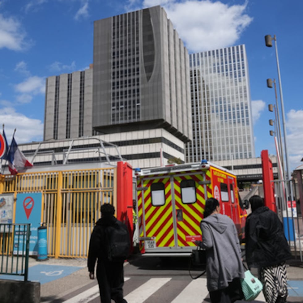 Una ambulancia entra al Hospital Bichat donde una mujer que dio positivo en la prueba de hantavirus permanece en cuidados intensivos, en París.