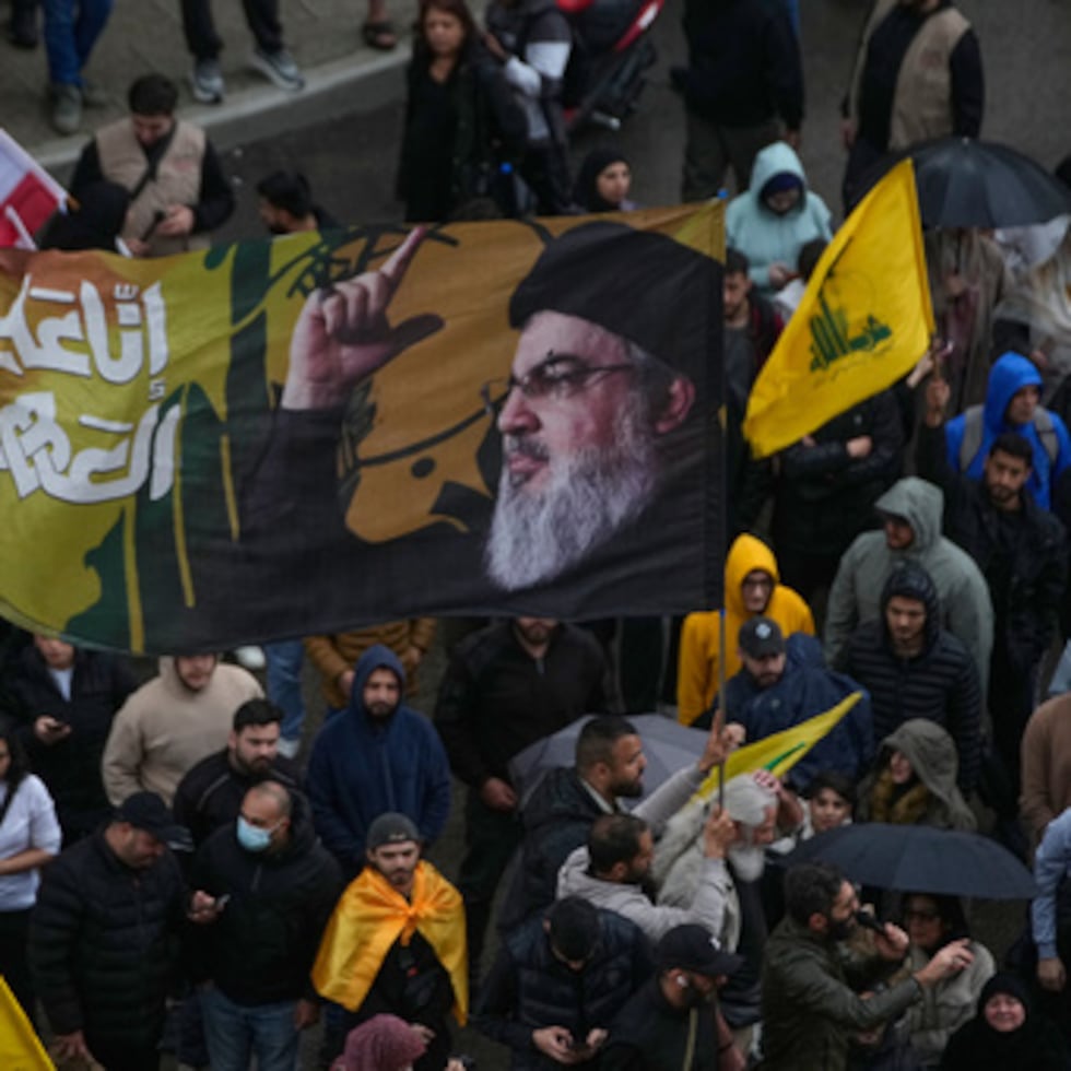 Un simpatizante de Hezbolllah ondea una bandera con el retrato del difunto líder de Hezbolá Sayyed Hassan Nasrallah durante una protesta contra el primer ministro libanés Nawaf Salam, frente al palacio del gobierno en Beirut, Líbano, viernes 10 de abril.