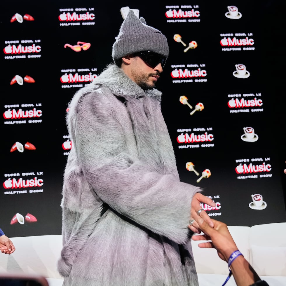 Bad Bunny durante la conferencia de prensa del Super Bowl.