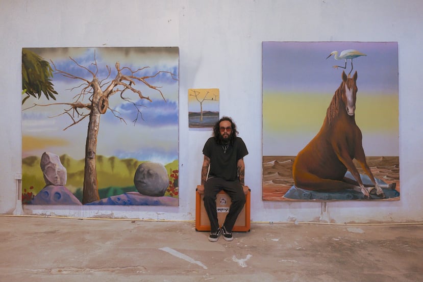 Nacido en Isabela, Omar Velázquez es artista y músico, cuya práctica entrelaza la pintura, el grabado, la escultura, la música y las tradiciones visuales de Puerto Rico.