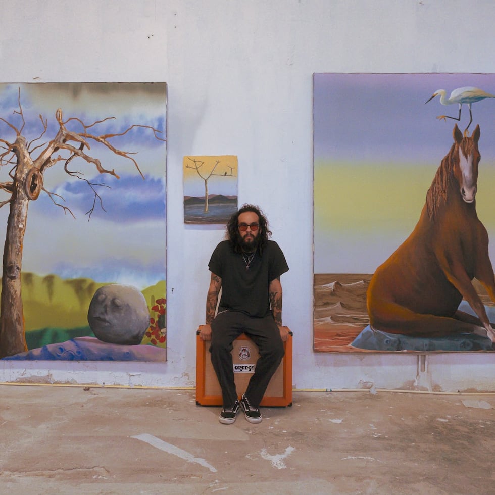 Nacido en Isabela, Omar Velázquez es artista y músico, cuya práctica entrelaza la pintura, el grabado, la escultura, la música y las tradiciones visuales de Puerto Rico.
