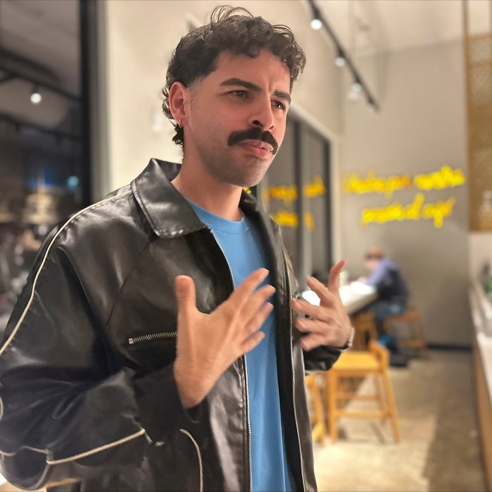 Joshua Colón Mercado relató que, día a día, enfrenta trabas de comunicación para recibir servicios esenciales. Es uno de muchos sordos que se reúnen los miércoles en el Starbucks de Plazoleta 169, en Guaynabo, para socializar.