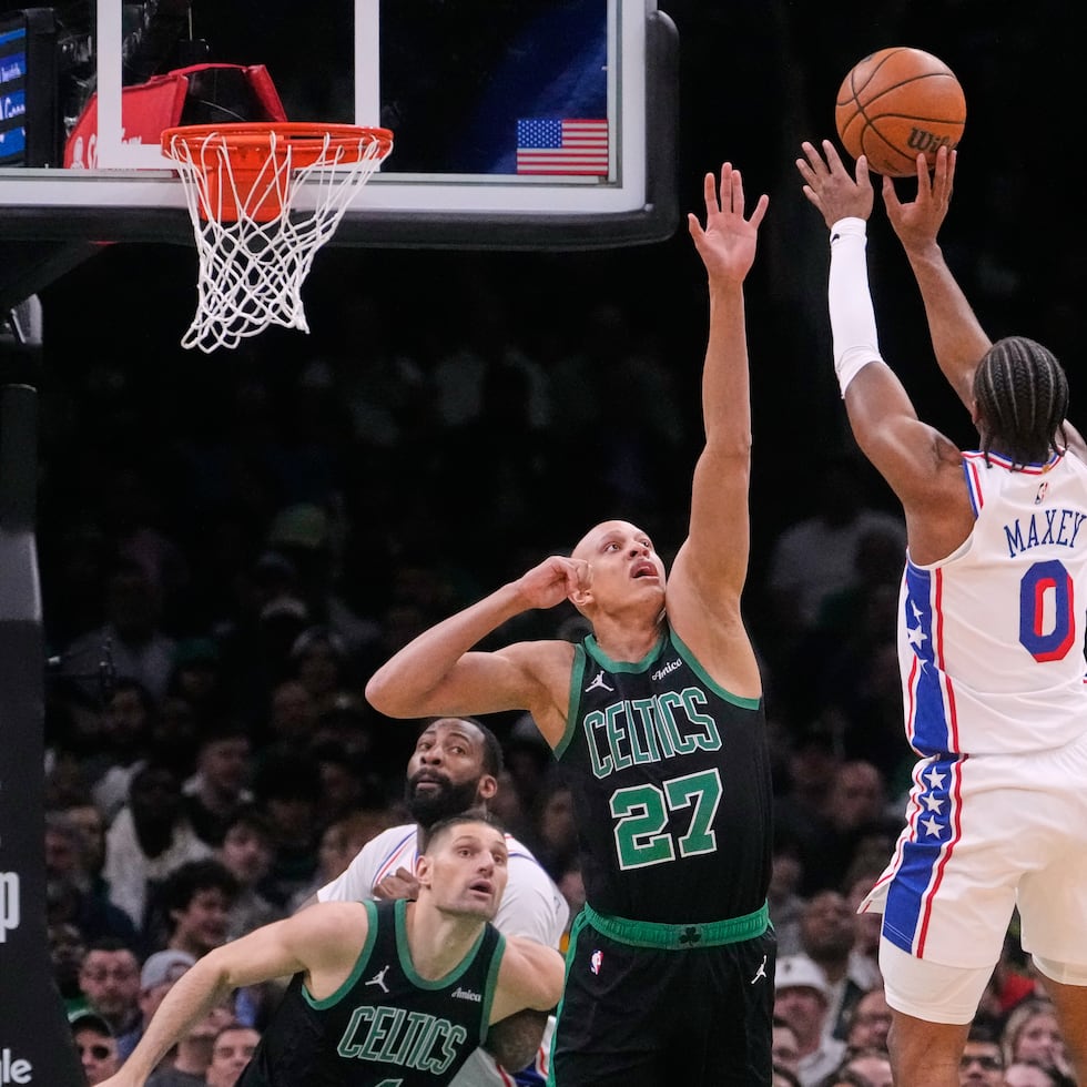 El base de los 76ers de Filadelfia, Tyrese Maxey (0), realiza un tiro por encima del base de los Celtics de Boston, Jordan Walsh (27), durante la primera mitad del quinto juego de una serie de la primera ronda de los playoffs de la NBA, el martes 28 de abril de 2026, en Boston.