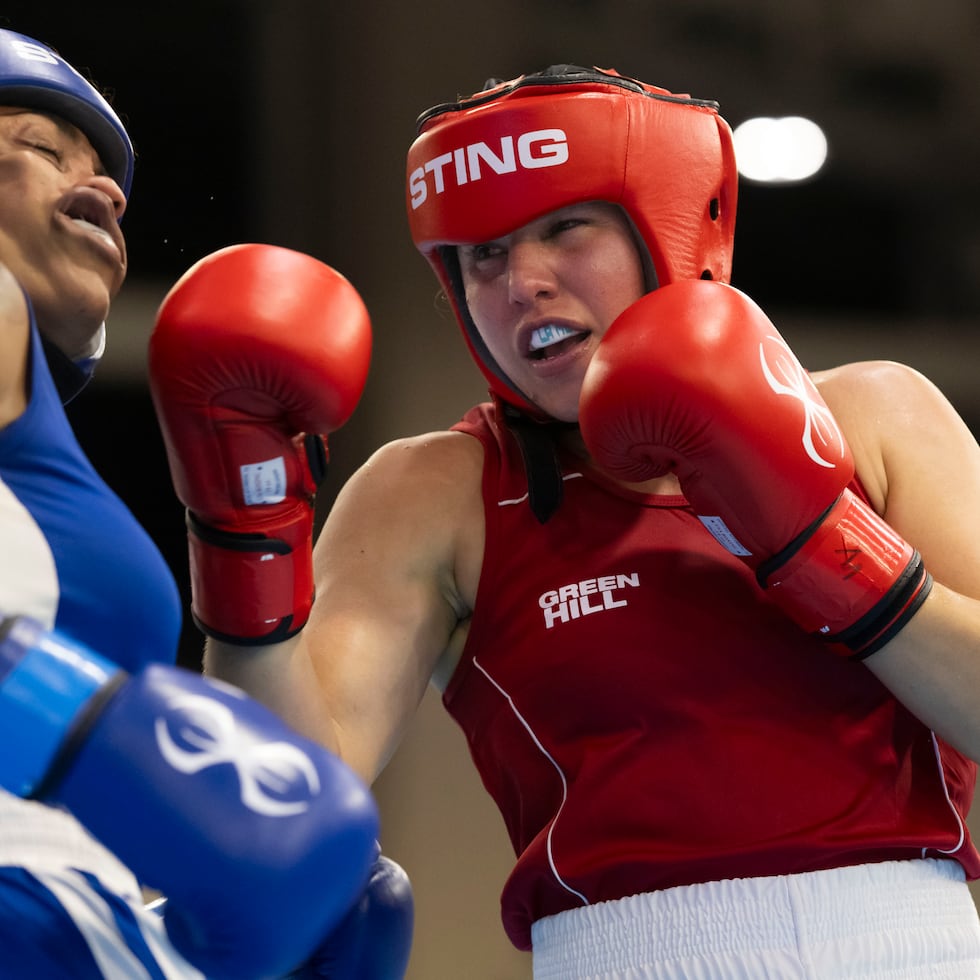 La puertorriqueña Stephanie Piñeiro conectando un 'upper' de derecha a la cubana Dayira Mesa, quien terminó imponiéndose por decisión en el combate.