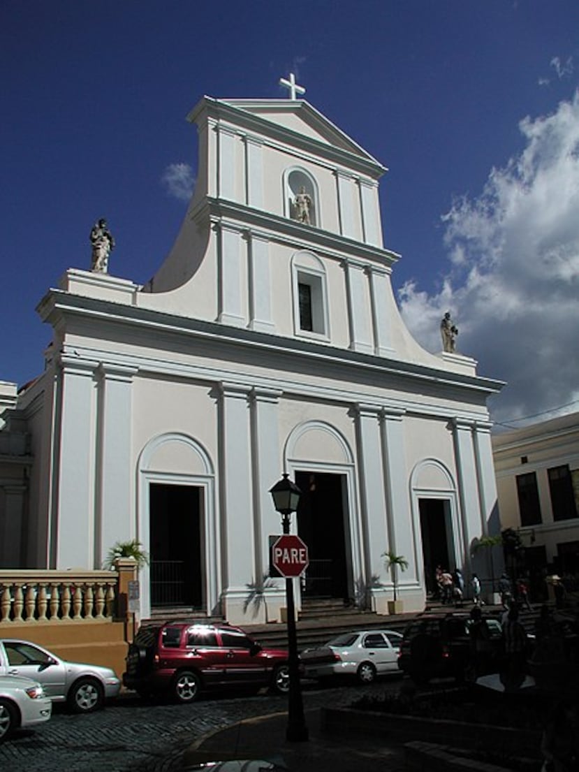 Fachada de tres cuerpos de la catedral.