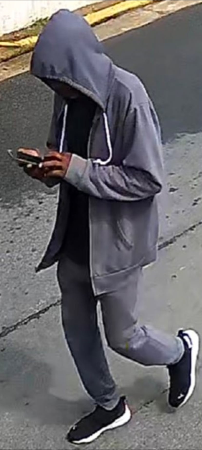 Autoridades buscan a sospechoso que atacó a un cartero.