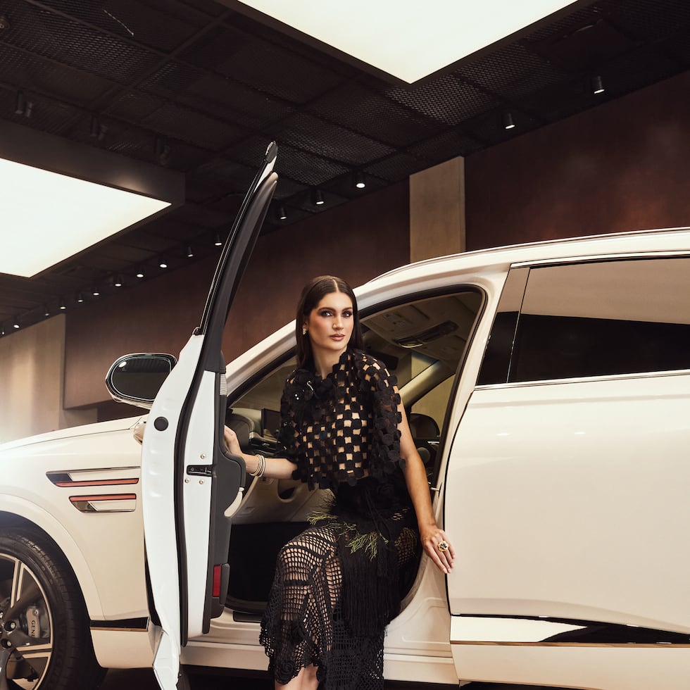 El modelo Genesis GV80 3.5 Prestige del 2026 irrumpe como un vehículo que trasciende la movilidad para convertirse en una declaración de estilo. Top negro y falda en croché de Stella Nolasco.