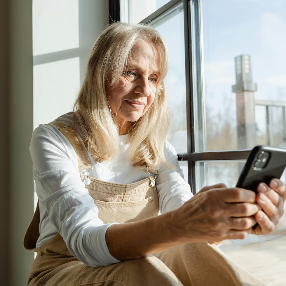 Las largas jornadas frente a pantallas durante el confinamiento aceleraron su reconocimiento científico y situaron la luz azul como un factor externo de impacto comparable al daño provocado por la radiación UV tradicional.