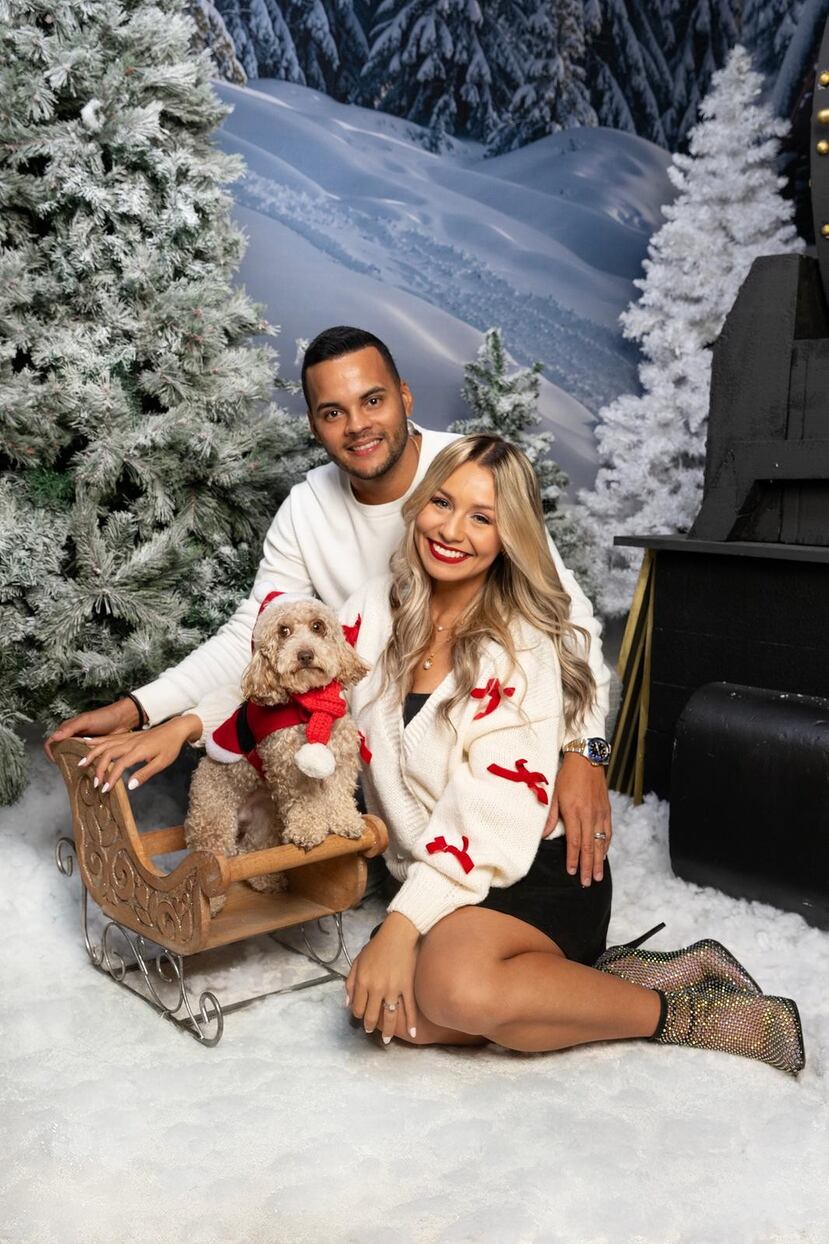 Kimberly Santiago, periodista y animadora:
“En mi caso, me gusta regalar experiencias, a mami, por lo general, una cita en un spa, para papá, una nueva aventura de turismo interno. A mi esposo le encantan los cursos, así que eso será perfecto para él. Además, algo curioso que amo obsequiar son cartas a mano; escribirle un mensaje especial, de mi puño y letra, a las personas que amo. Y para mí, cada Navidad me gusta regalarme algo y, este 2025, creo que voy coordinar un viaje para el próximo año. Pero, realmente, el mejor regalo siempre será tener vida, salud y a tus seres queridos contigo en la mesa, lo demás es secundario”.