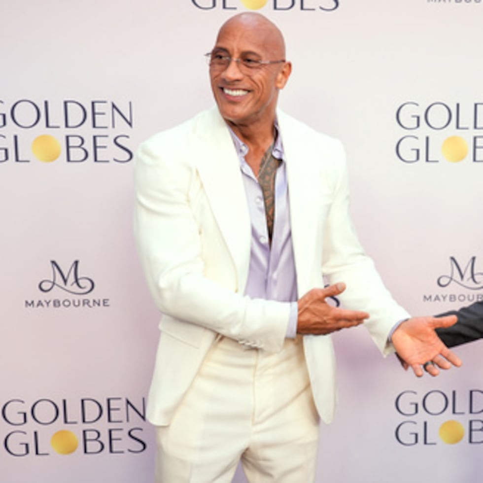 Dwayne Johnson, a la izquierda, comparte una risa con Kevin Hart en la celebración de la primera nominación a los Globos de Oro el miércoles 17 de diciembre de 2025 en The Maybourne Beverly Hills en Beverly Hills, California (AP Photo/Chris Pizzello)