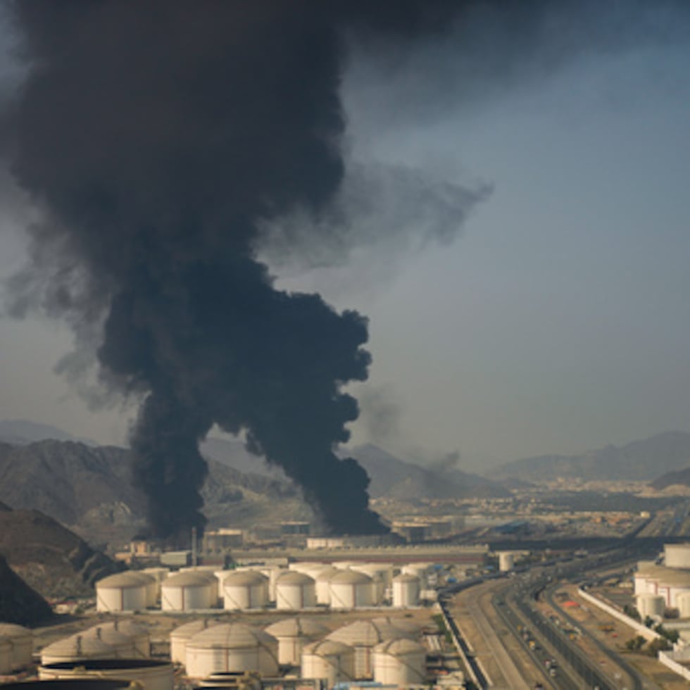 Fuego y columnas se alzan de una instalación petrolera en Fujairah, Emiratos Árabes Unidos.