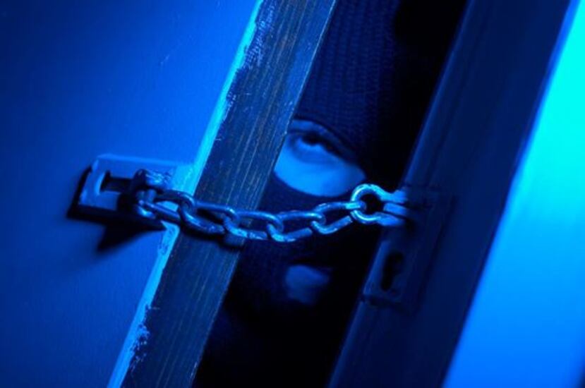 Los ladrones cargaron con cadenas, celulares y dinero en efectivo. (Archivo)