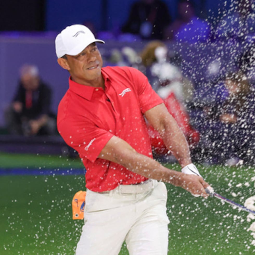 Tiger Woods, del Jupiter Links Golf Club, juega un tiro desde una trampa de arena en el hoyo ocho, durante el día final del torneo de golf TGL, el martes 24 de marzo de 2026, en Palm Beach Gardens, Florida. (Foto AP/Reinhold Matay)