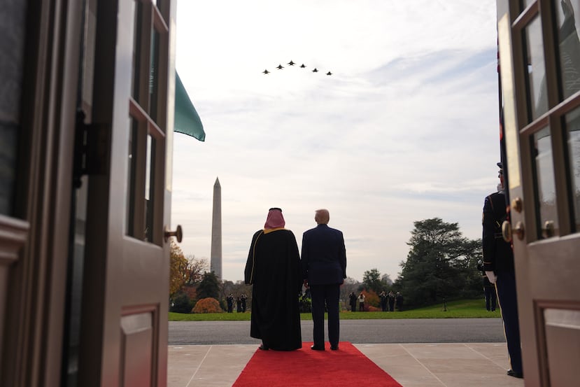 El presidente Donald Trump y el príncipe heredero de Arabia Saudita, Mohammed bin Salman, observan un vuelo de aviones F-35 y F-15 durante una ceremonia de bienvenida en el Jardín Sur de la Casa Blanca, el martes 18 de noviembre de 2025, en Washington. (Foto AP/Evan Vucci)