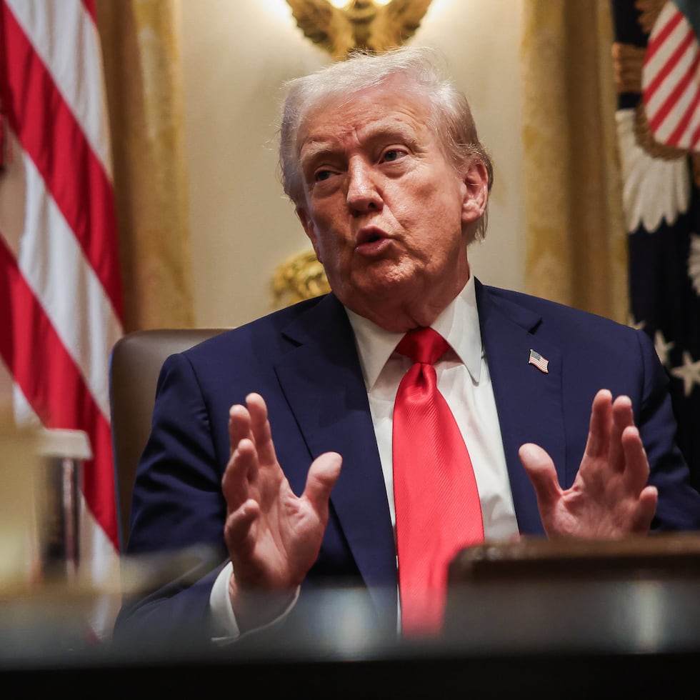 Donald Trump, quien habló con los periodistas a bordo del avión presidencial Air Force One mientras se dirigía a Florida para pasar el fin de semana, dijo: “Vamos a hacer algunas pruebas” y “Otros países lo hacen. Si ellos lo van a hacer, nosotros también lo haremos”, pero luego se negó a ofrecer más detalles.