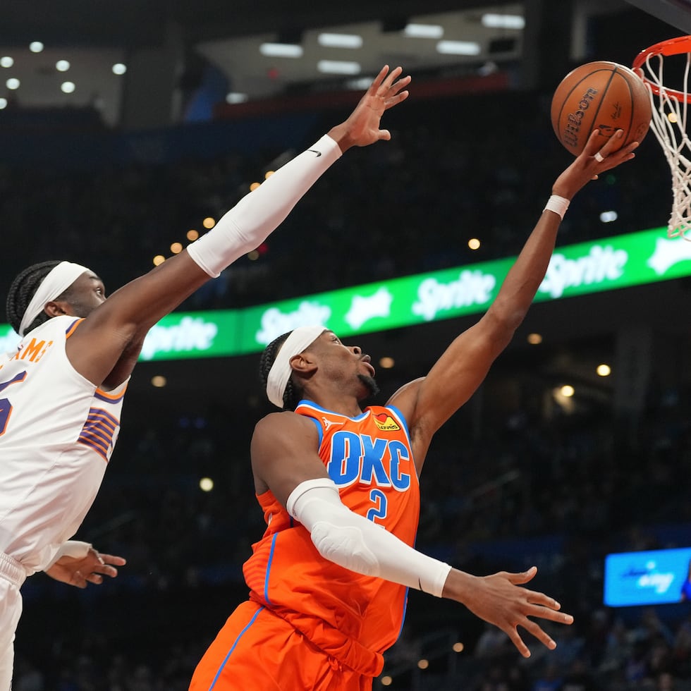 Shai Gilgeous-Alexander ataca el canasto ante la defensa de Mark Williams.