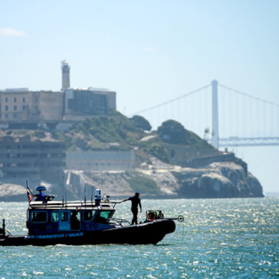 Una lancha de la policía pasa junto a la isla de Alcatraz mientras continúan las operaciones de búsqueda y rescate de las víctimas del naufragio ocurrido el martes, el miércoles 15 de julio de 2026, en San Francisco.