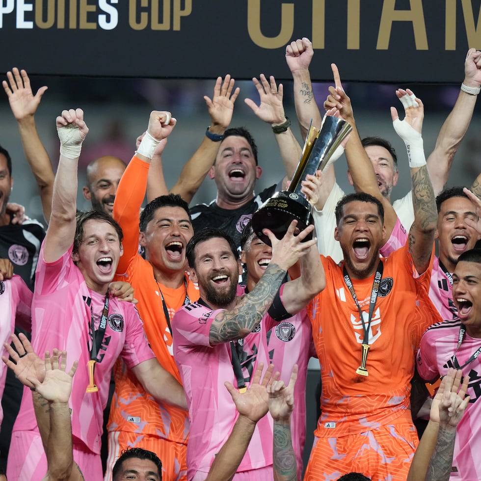 Lionel Messi celebra con sus compañeros del Inter Miami tras ganar la Copa de Campeones Concacaf al vencer a Cruz Azul el miércoles 16 de septiembre del 2026. (AP Foto/Lynne Sladky)