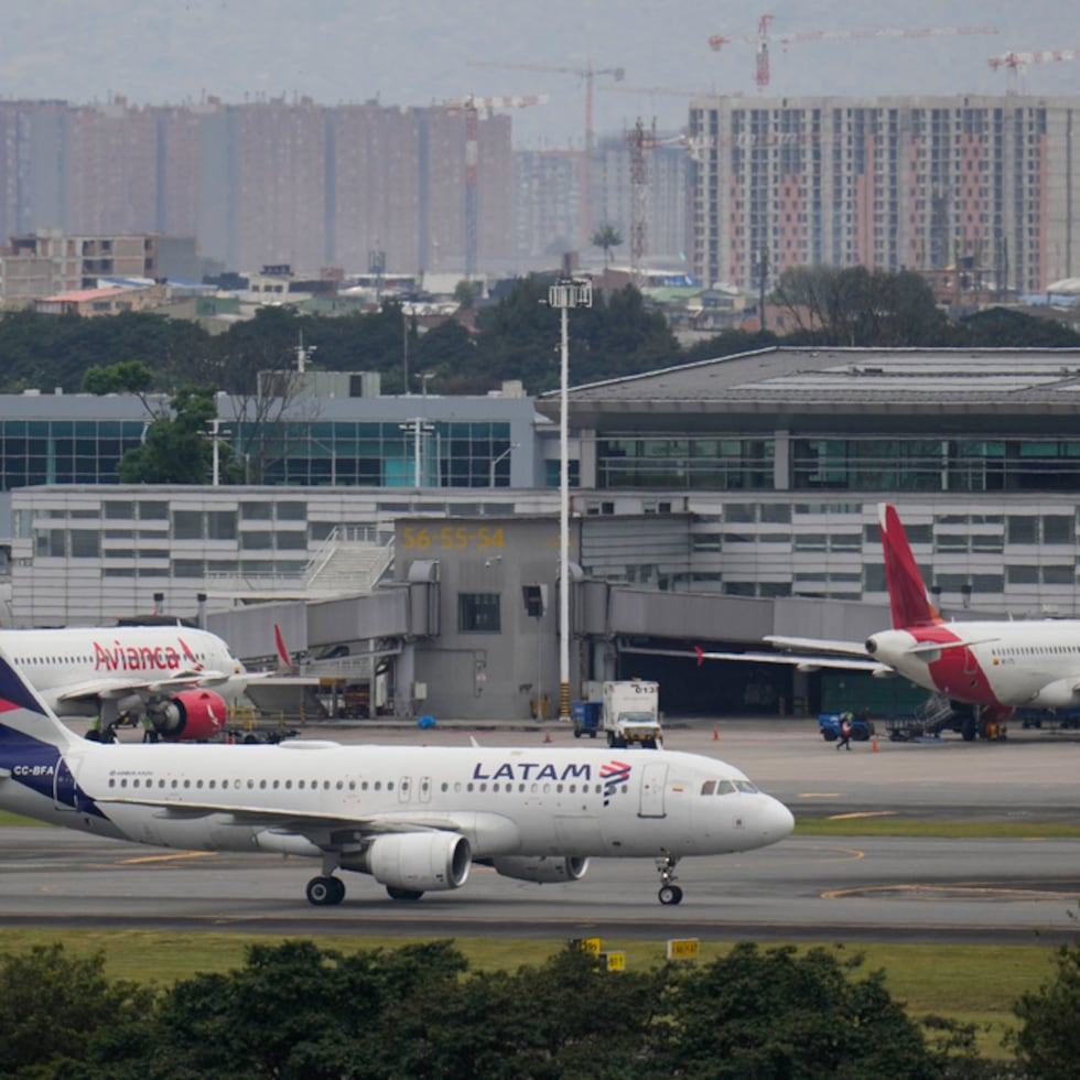 Un avión en la pista después de aterrizar en el aeropuerto El Dorado en Bogotá, Colombia.