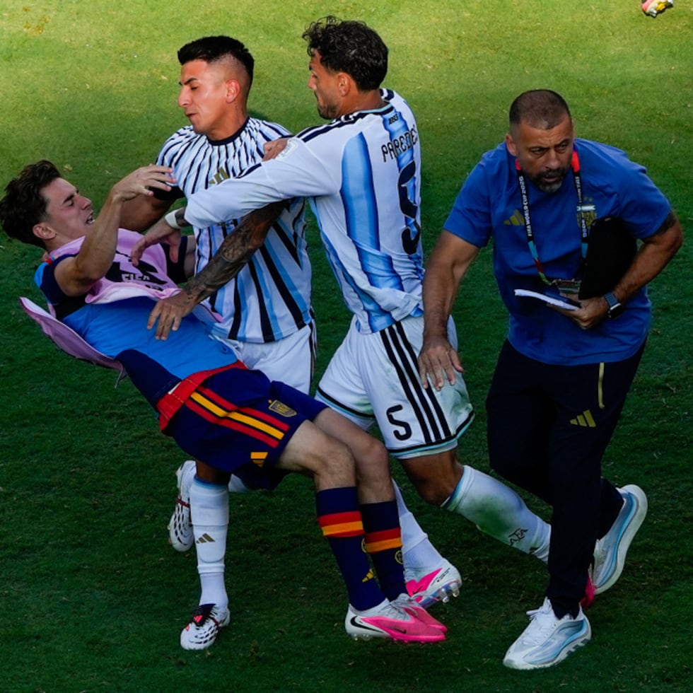 El jugador español Gavi, a la izquierda, es empujado en un choque con el jugador argentino Leandro Paredes (5) y Thiago Almada tras la final del Mundial entre España y Argentina.