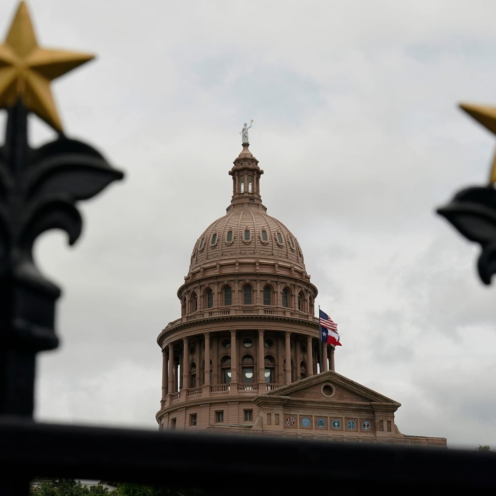 ARCHIVO - El Capitolio estatal en Austin, Texas. El viernes, el Tribunal Supremo de Estados Unidos bloqueó temporalmente el fallo de un tribunal inferior que determinó que el plan de redistribución de distritos congresionales de ese estado para 2026.