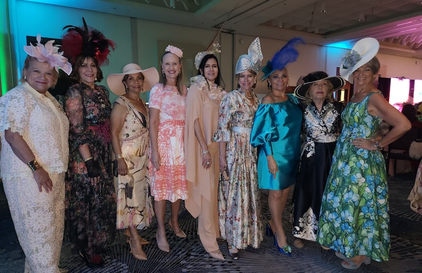 Varias de las invitadas luciendo sus sombreros para celebrar el 70 aniversario del Desfile de Sombreros del Club Cívico de Damas de Puerto Rico.