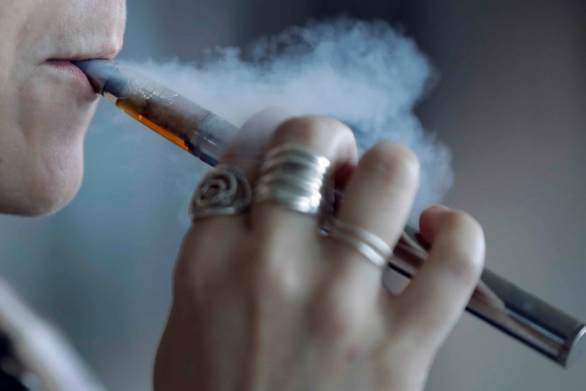 Una mujer utiliza un vapeador en Mayfield Heights, Ohio. (AP/Tony Dejak)