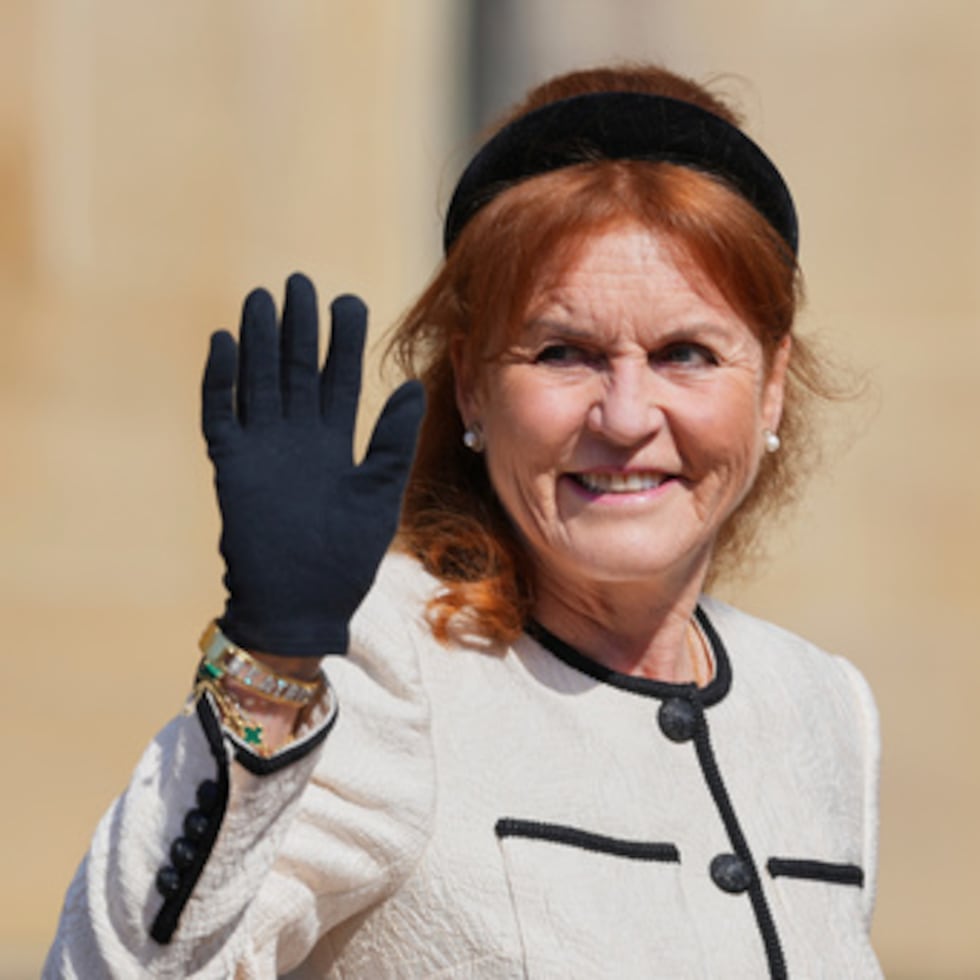 Sarah Ferguson saluda a la multitud mientras asiste al Servicio de Maitines de Pascua en la Capilla de San Jorge.